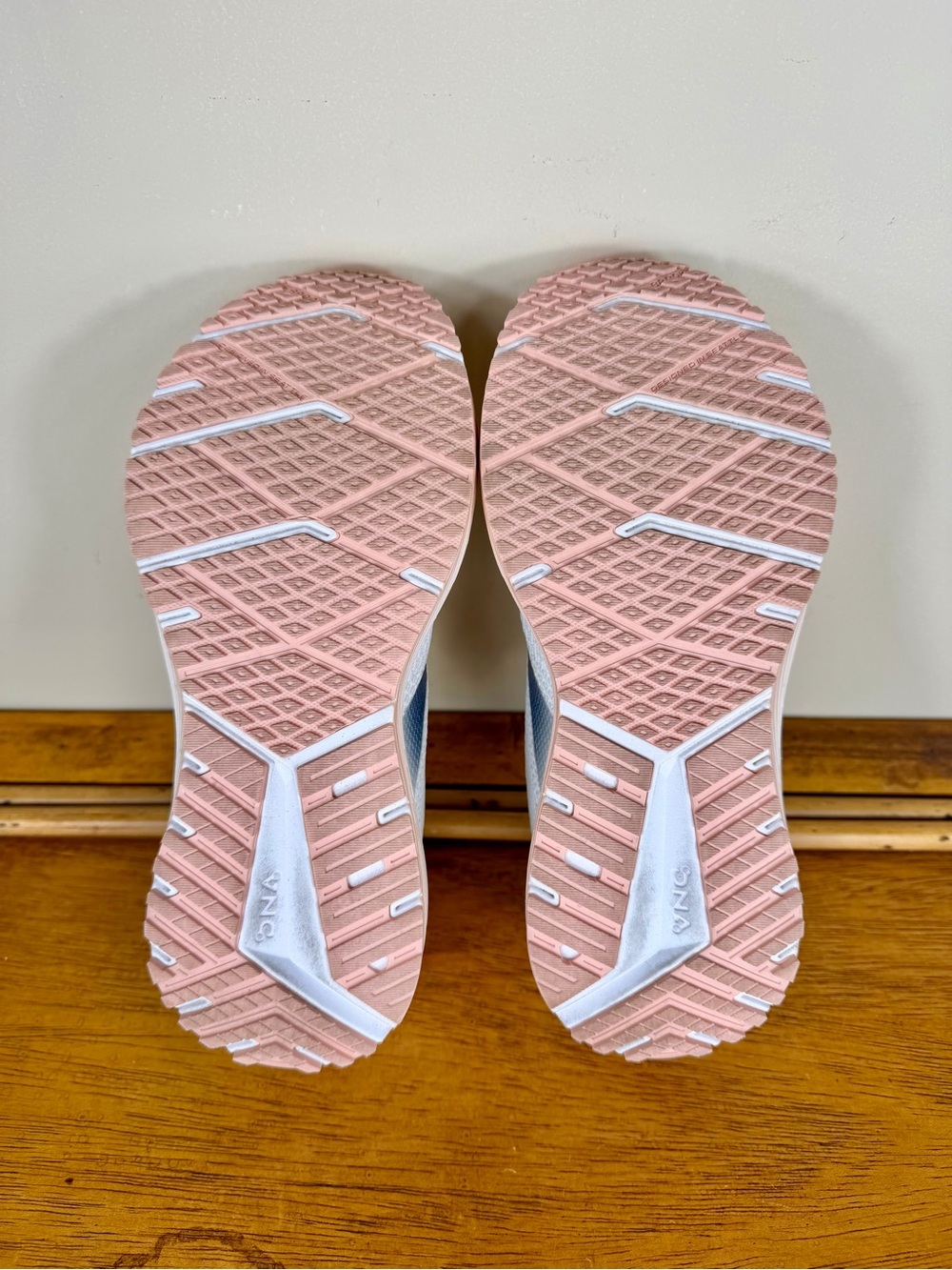 Brooks Women's Revel 7 Running Shoe Size 7.5 “Oyster / Peach” - Picture 13 of 14